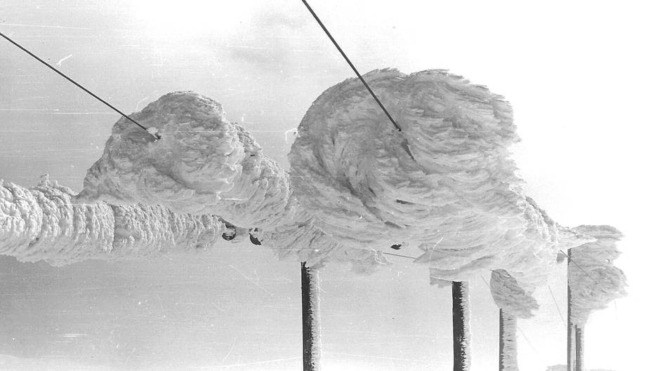 Kraftlinje dekket av tykk ising på Lønahorgi ved Voss i 1961