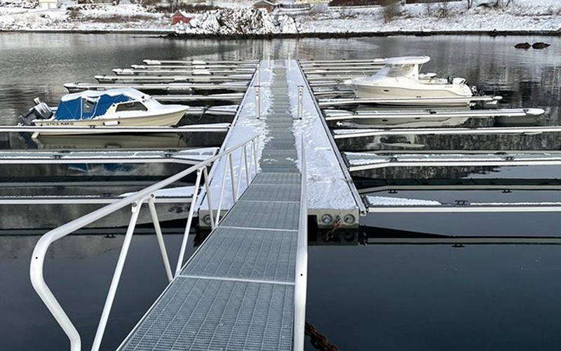 Betongbrygge og landgang med snøfritt gangfelt.
