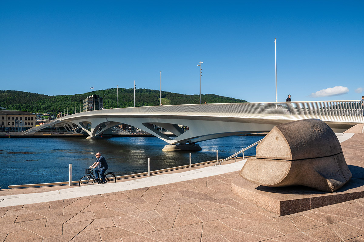 Bybrua i Drammen – et landemerke også når mørket faller på