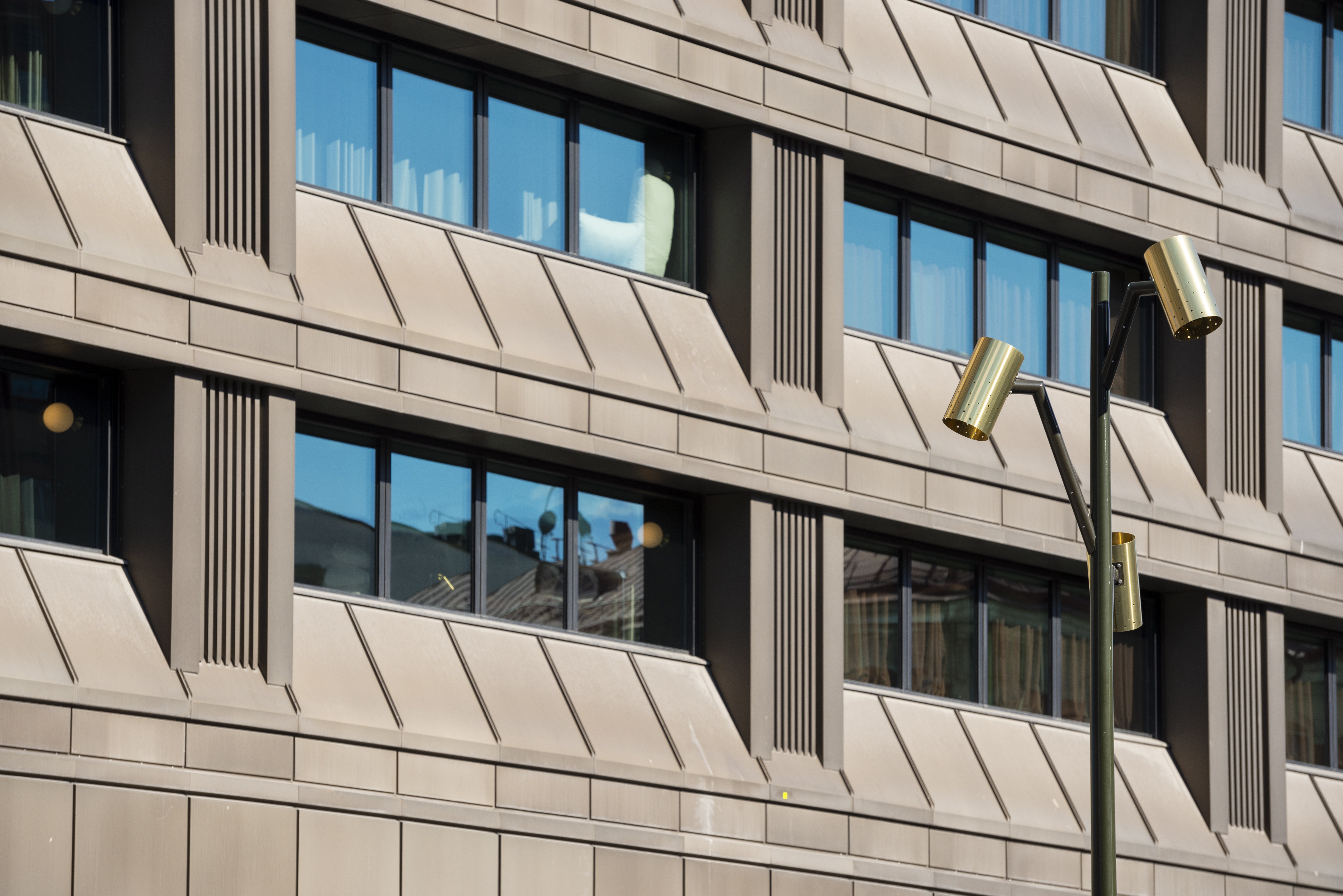 Inspirationen till belysningsstolparna är hämtat ur 1960- och 70-talets tunga arkitektur.