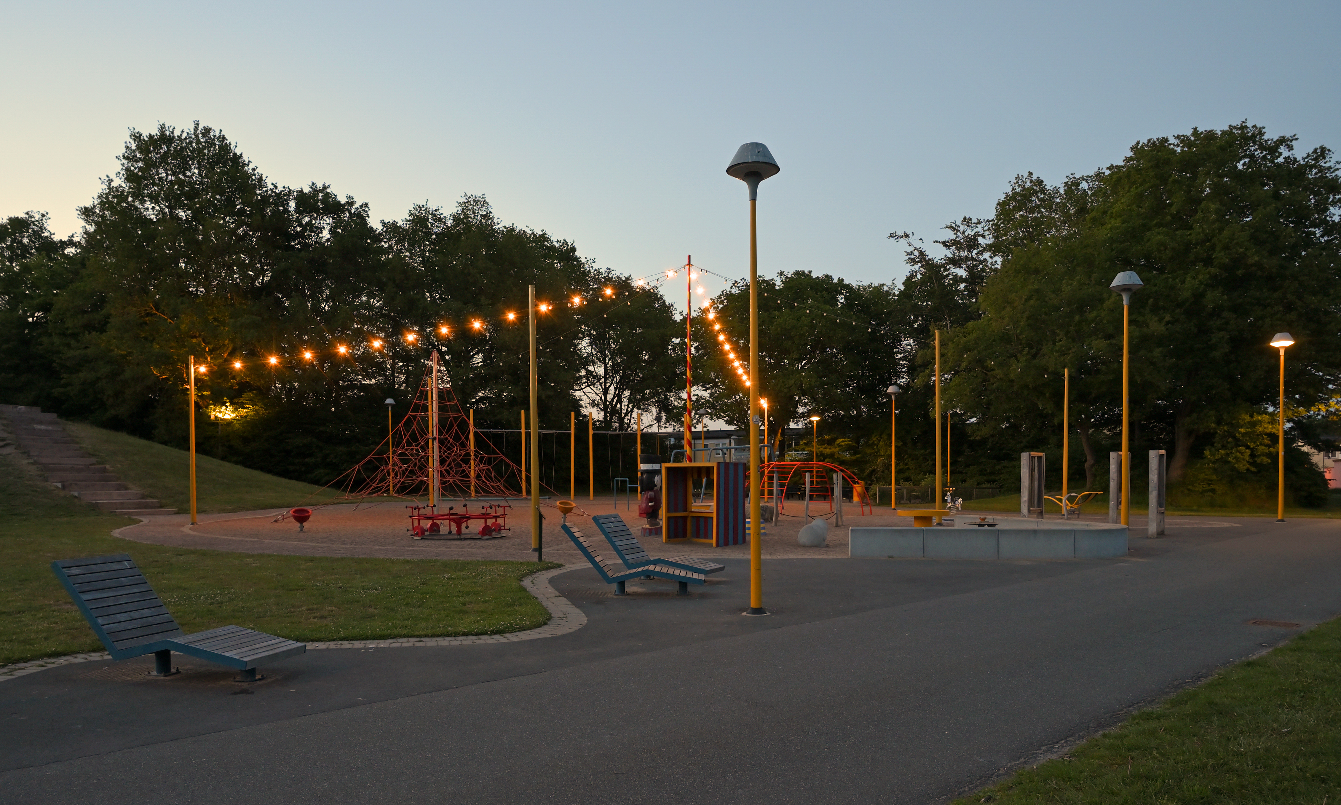 Lekpark i Gubbaparken, Helsingborg har gula fina stolpar från Saferoad Moramast. Foto: Göran Assner.