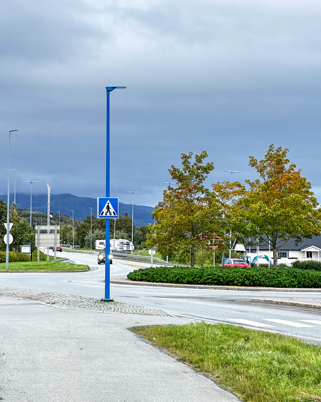 Increased visibility and safety – light poles in the color “traffic blue” at a pedestrian crossing. Photo: Anita Stokke / Vik Ørsta