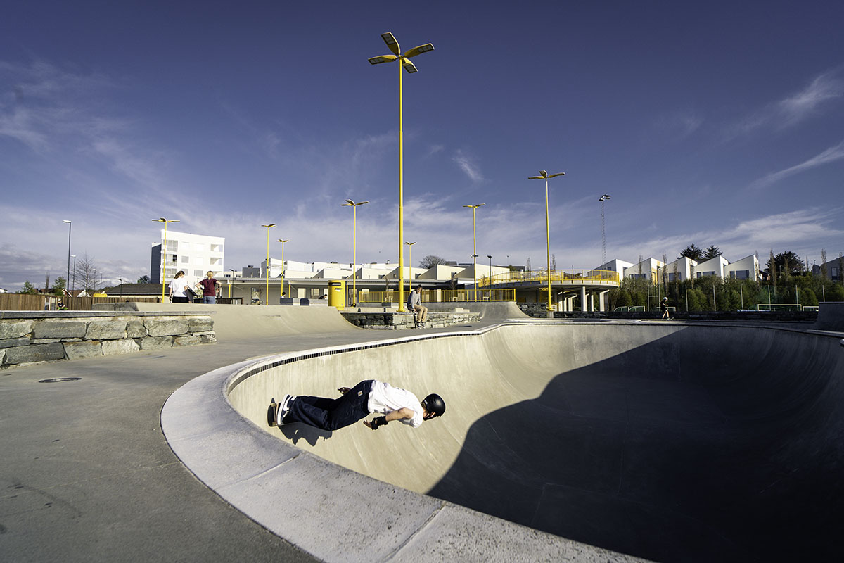 Yellow light poles give the skatepark a modern, edgy and urban look. Photo: Per Kristian Veiberg