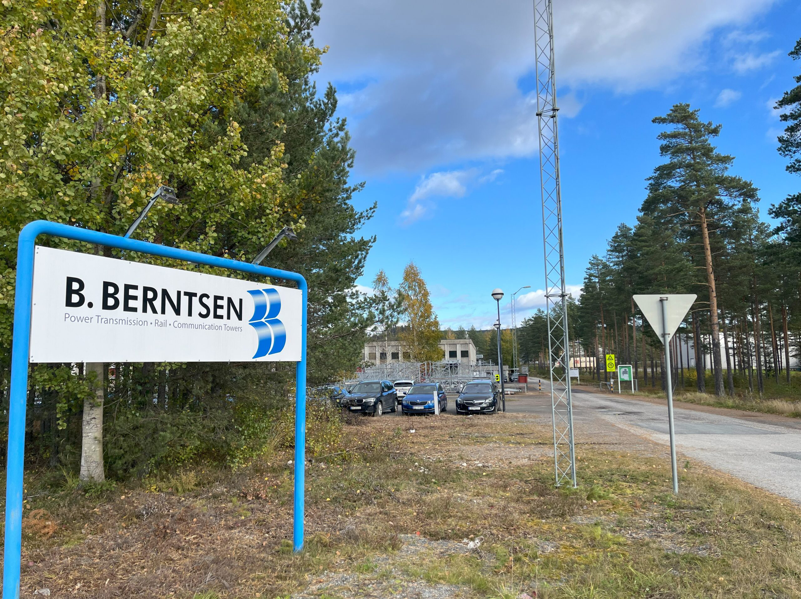 Innkjøringen til fabrikken på Hensmoen ved Hønefoss.