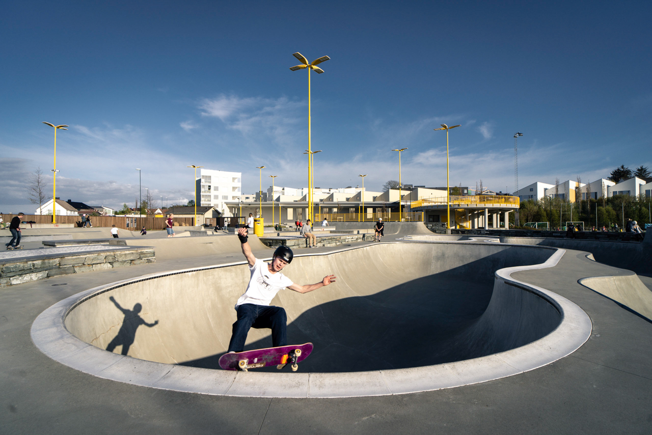 Tasta Skatepark is one of the largest skateparks in Northern Europe. This is a good example of a sports facility that has deliberately used color to create a sense of activity and vitality. Photo: Per Kristian Veiberg
