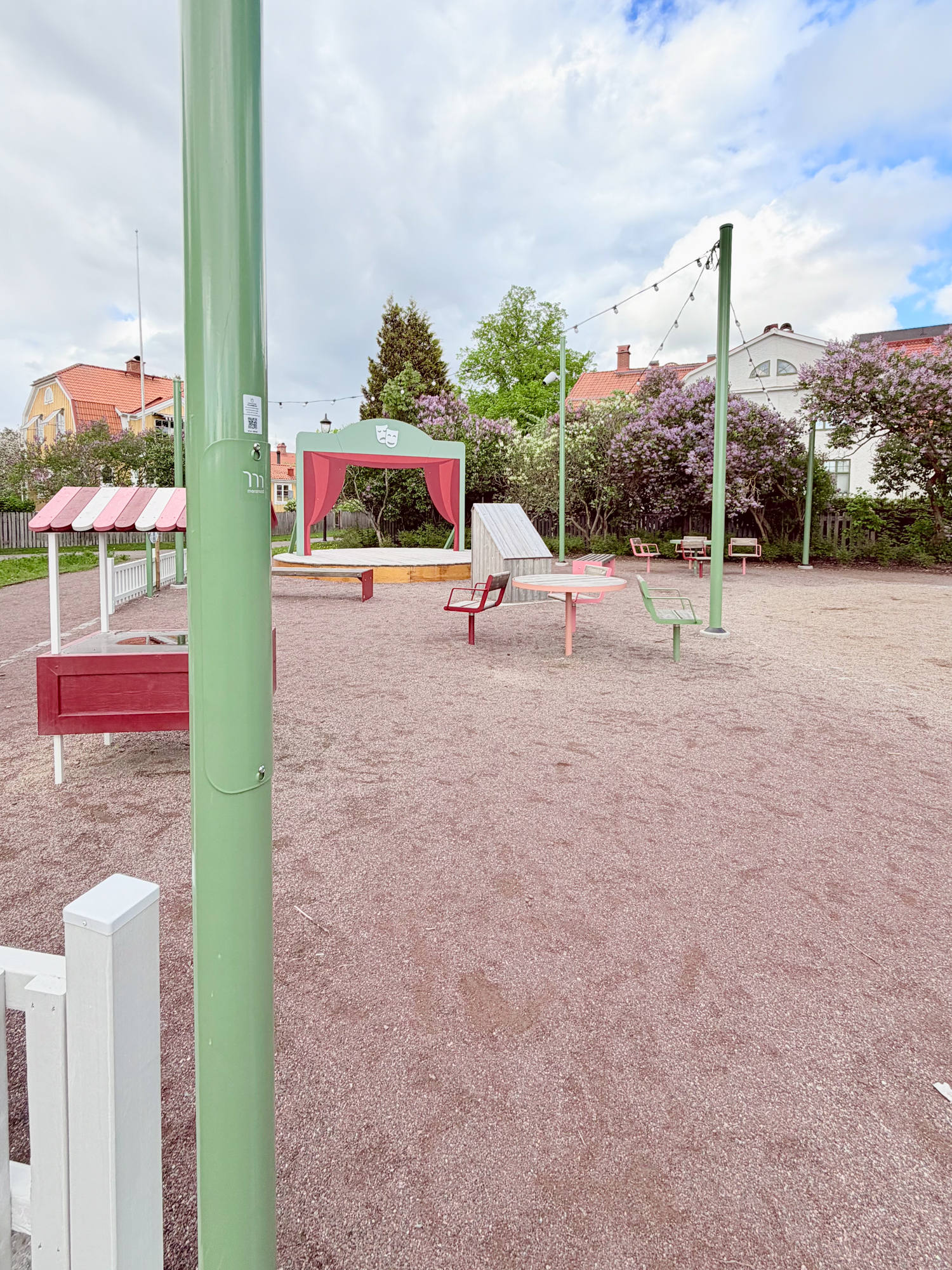 Tysta Parken lekplats i Karlstad valde man stolpar med en ljusgrön nyans som smälte in i lekplatsens tema och omgivande miljö. Foto: Viktoria Brolin / Saferoad Moramast
