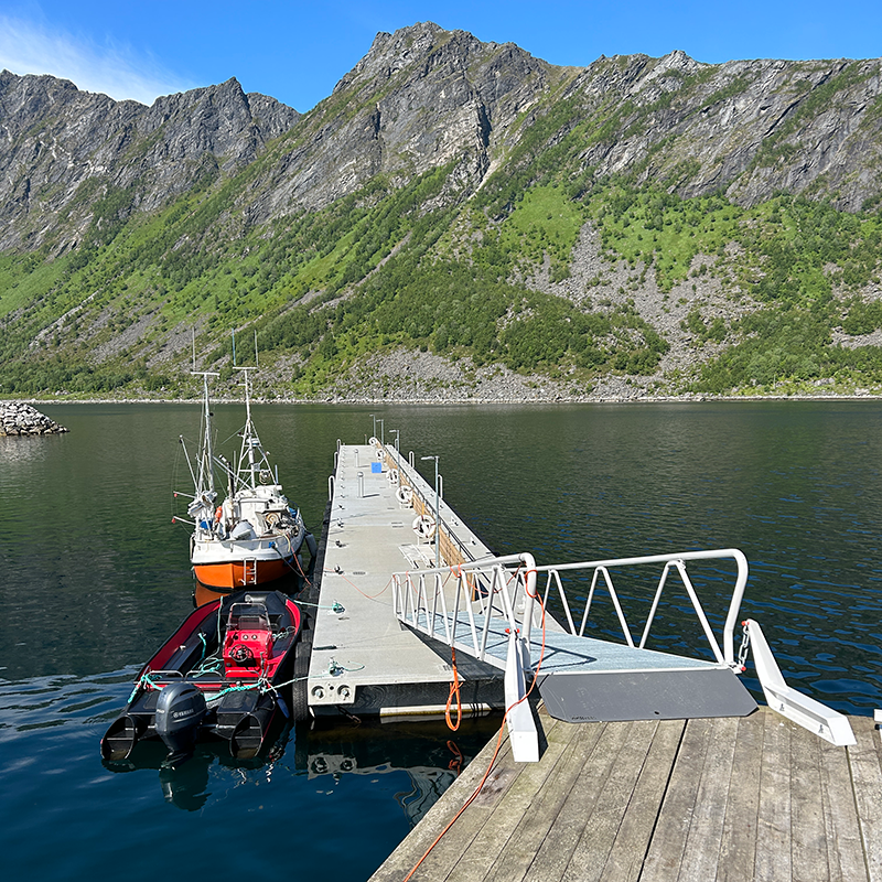 Landgang 1,5 x 12 m med sklisikkert gitterristdekke.