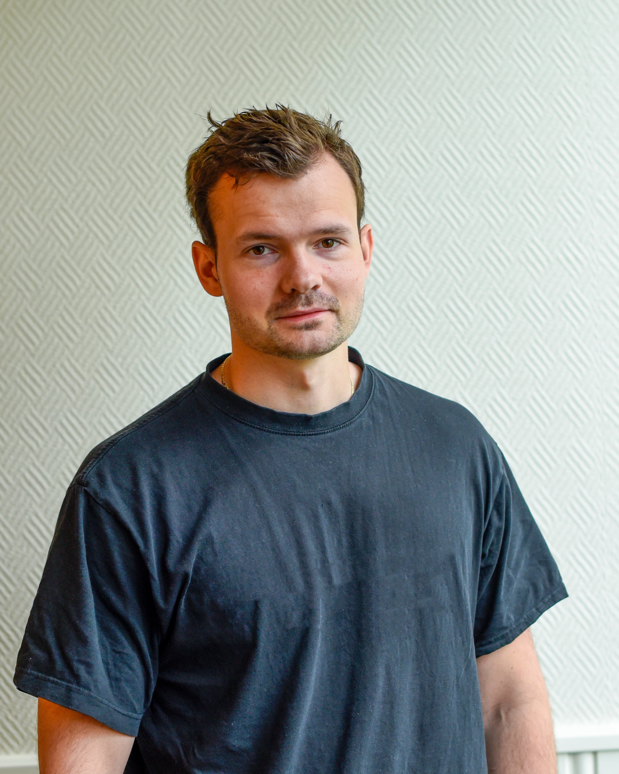 Motoshield gjør at MC-føreren kan skli langs rekkverket, forklarer Daniel Fossberg 