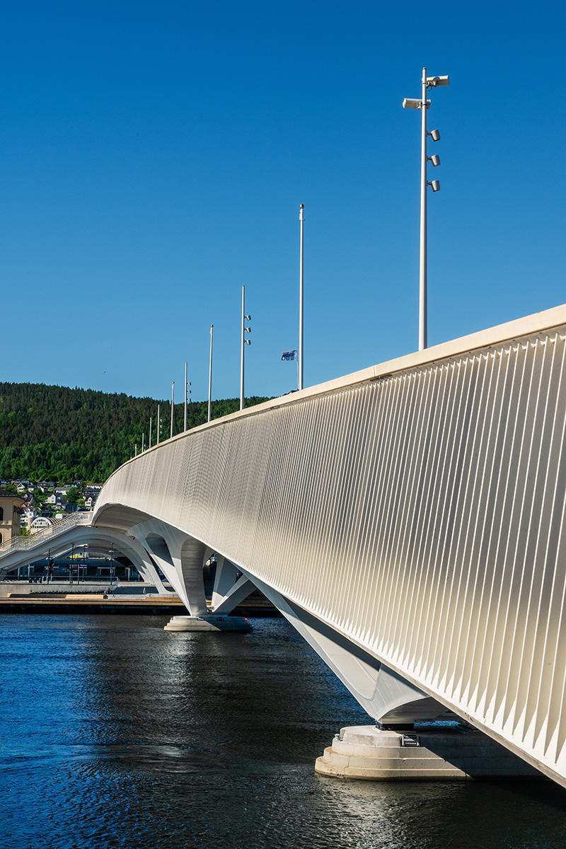 Aluminiumsmastene står godt sammen med designet på brua. Foto: Nicolas Tourrenc