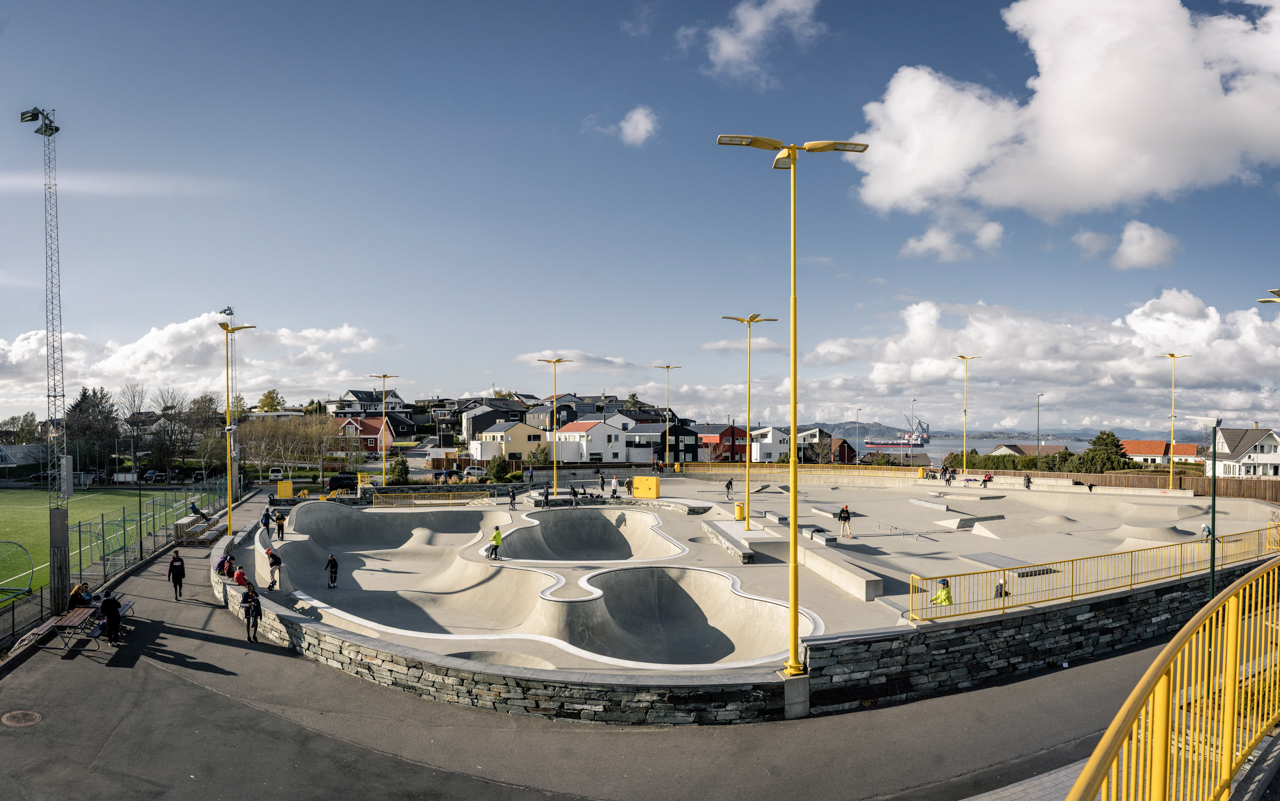 Bright yellow light poles in Tasta Skatepark, Norway. Photo: Per Kristian Veiberg