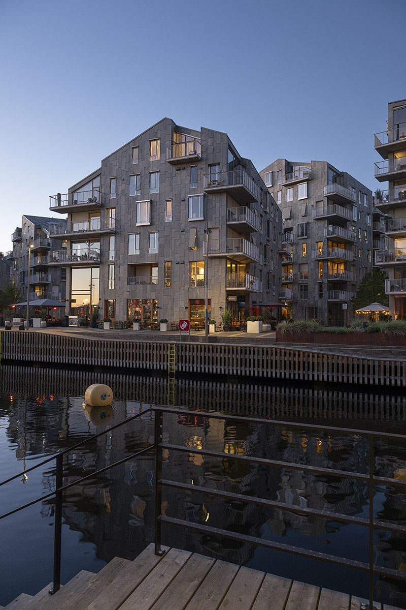 Kombinasjonen av byliv og nærhet til sjøen er noe av det som gjør Vannkunsten Syd så spesiell. Foto: Glenn Røkeberg