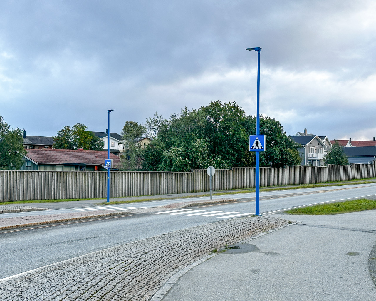 Trafikkblå lysmaster ved gangfelt