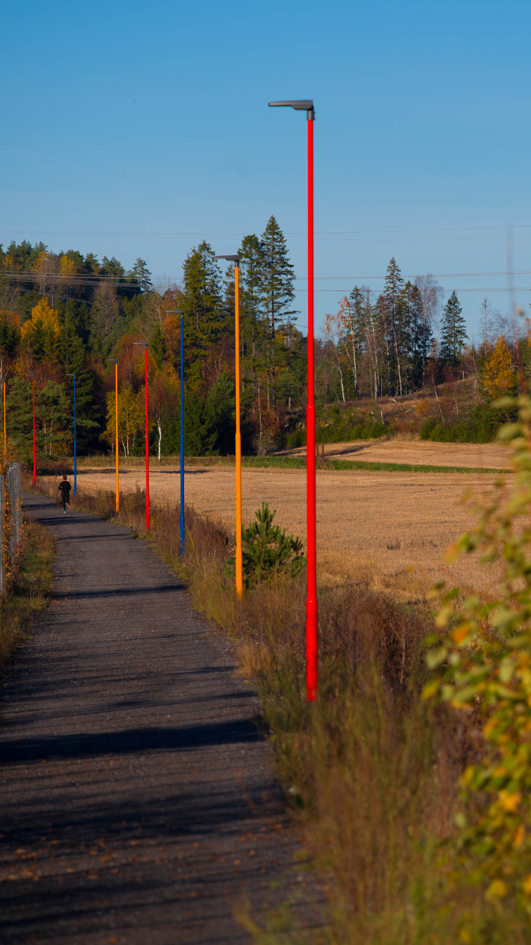 Repainting of light poles along the Smaalensbanen in Vestby municipality. Photo: Glenn Røkeberg