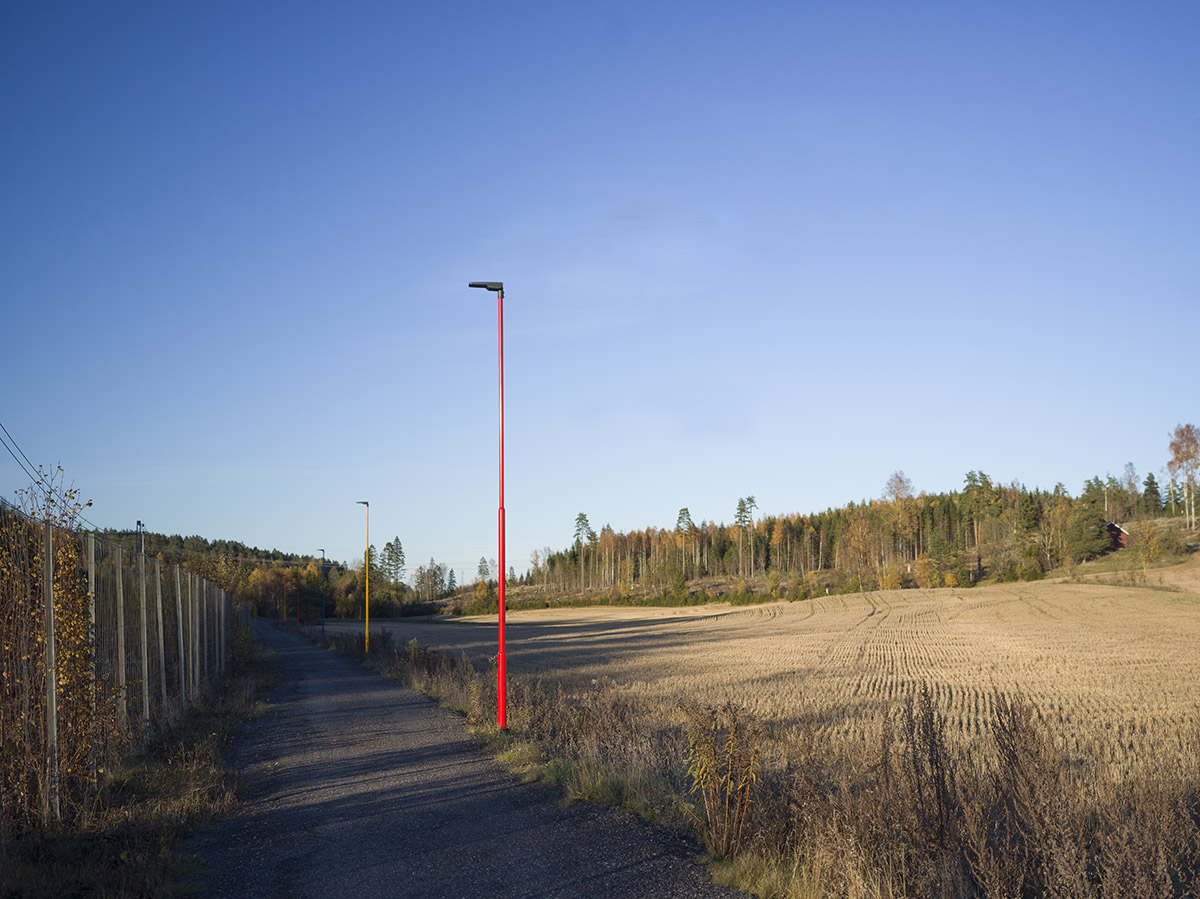 Lysmaster lakkert i rødt, gult og blått ved Smaalensbanen. Foto: Glenn Røkeberg