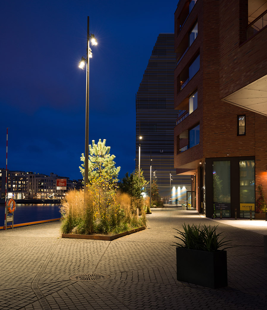 Riktig lyssetting fremhever bygninger og planter. Foto: Glenn Røkeberg